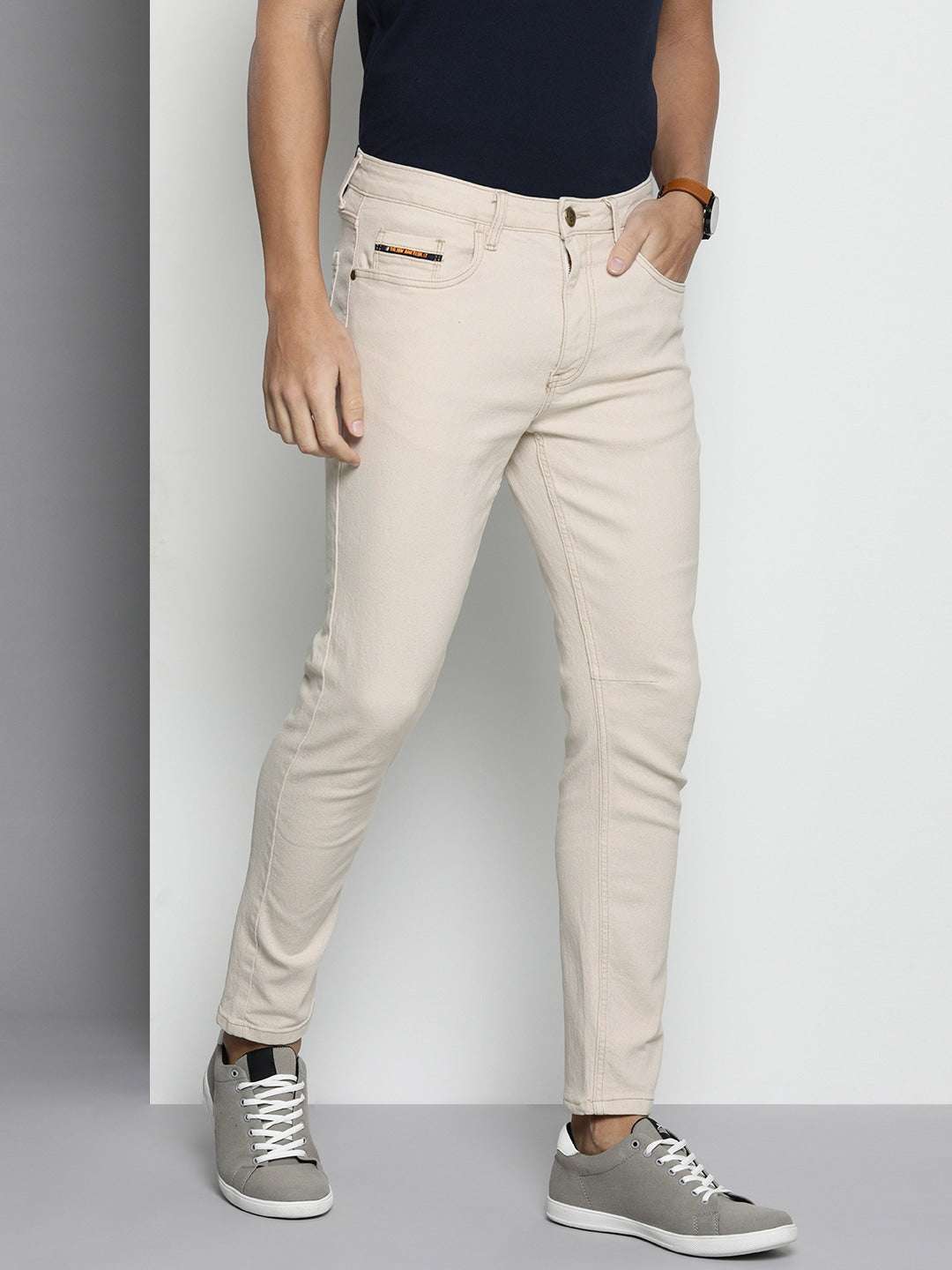Men's White Carrot Fit Solid Mid-Rise Stretchable Jeans