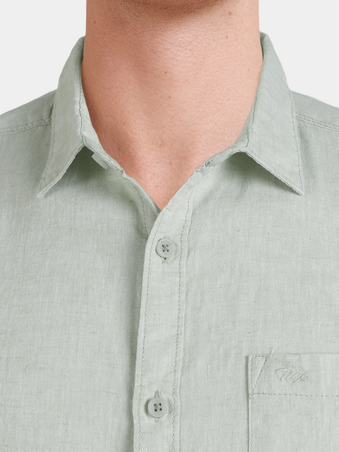 Men's Green Slim Fit Solid Casual Shirt - Image 3