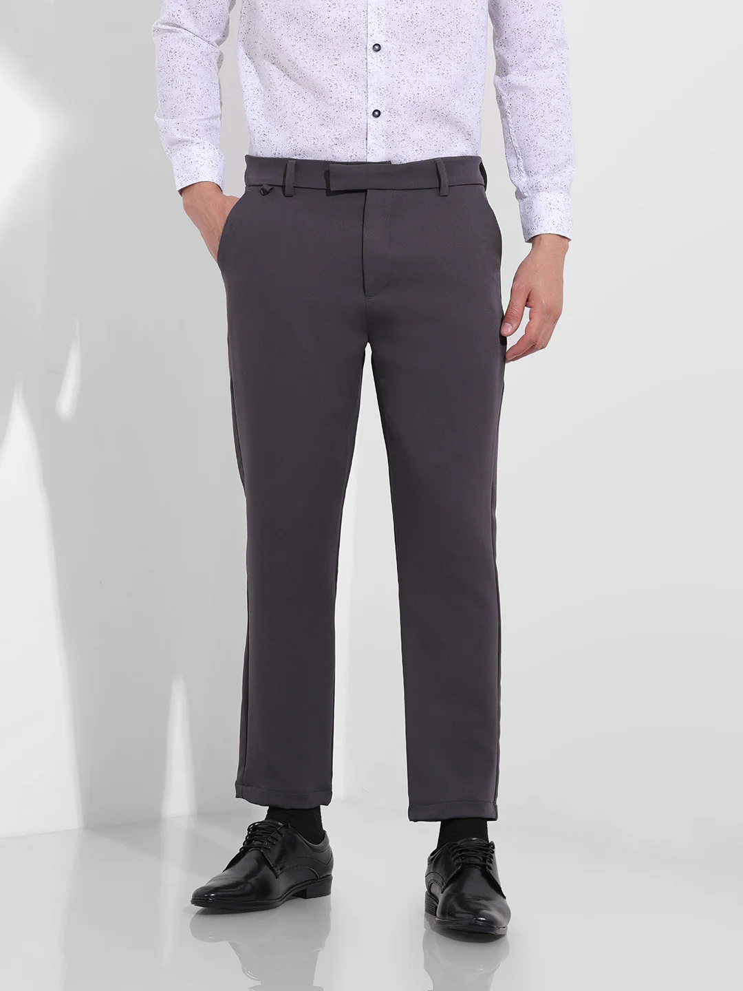 Men's Dark Grey Slim Fit Solid Casual Trouser