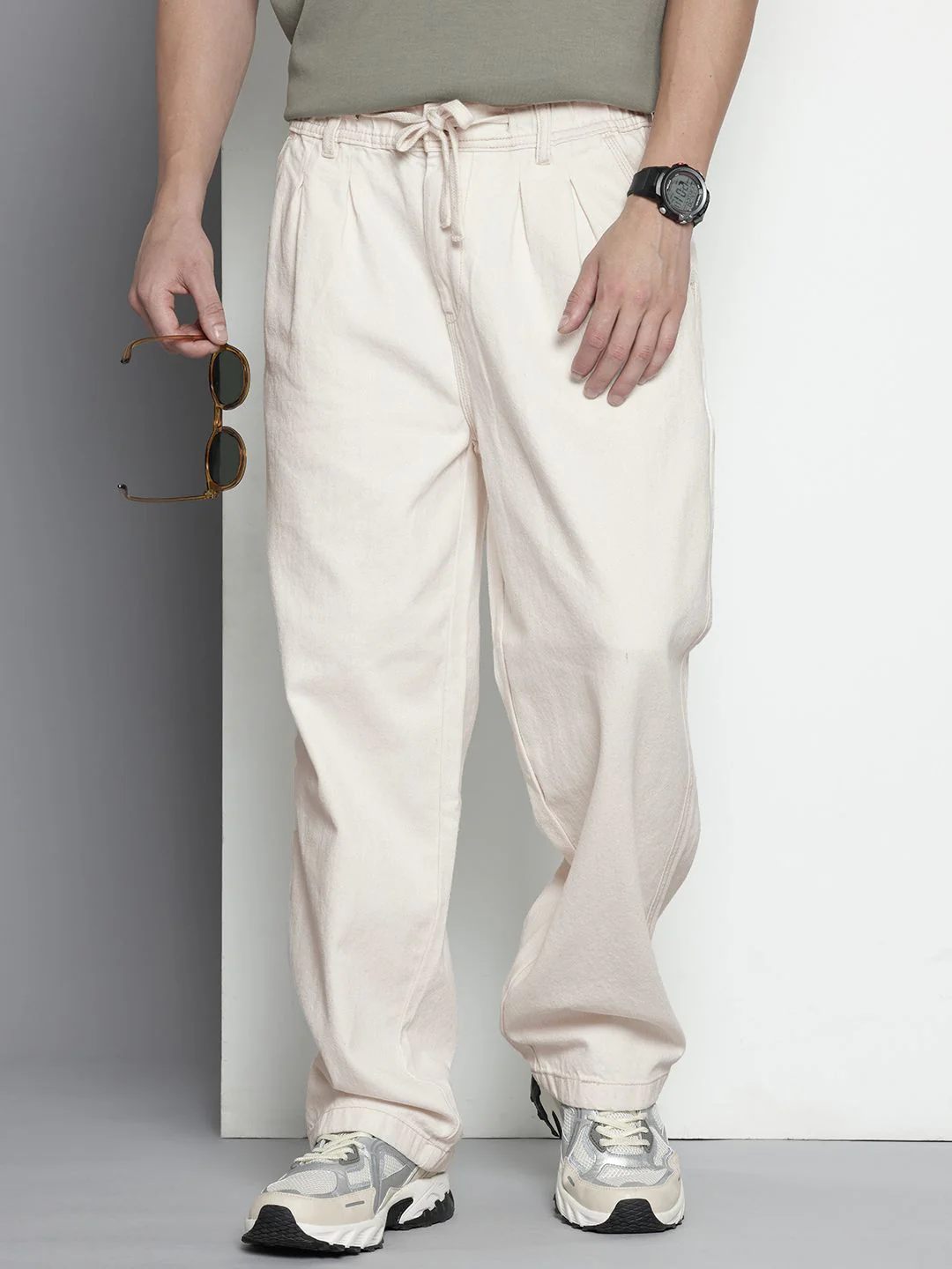 Men's Off White Relaxed Fit Solid Utility Jeans
